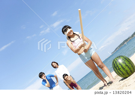 スイカ割りをする4人家族 13820204