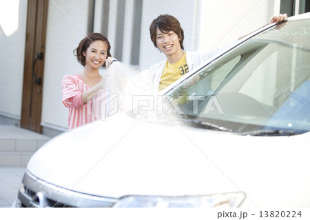家の前で洗車をする夫婦 13820224