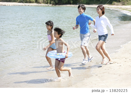 海で遊ぶ4人家族 13820225
