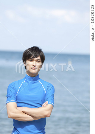 海辺にたつ男性 13820228