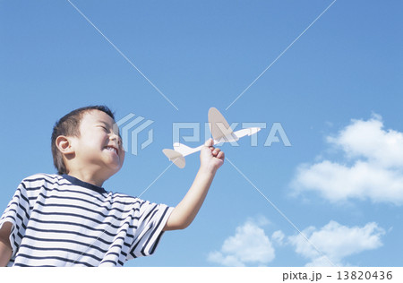 紙飛行機を持つ男の子 13820436