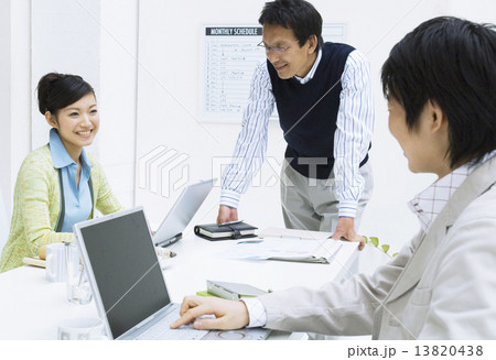 ミーティングする男女3人 13820438