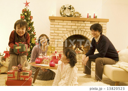 クリスマスを楽しむ4人家族 13820523