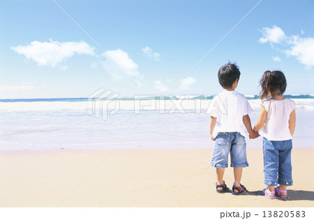 海を眺める男の子と女の子 海を眺める男の子と女の子 13820583