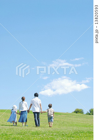 手をつないで歩く家族4人 13820593