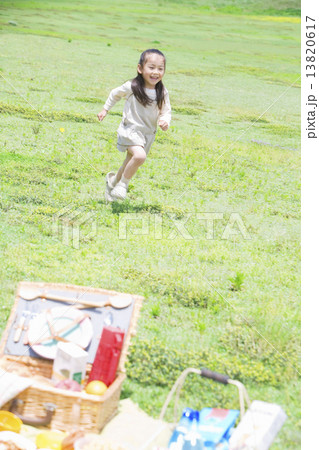 芝生を走る女の子 芝生を走る女の子 13820617