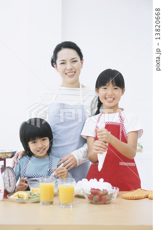 お菓子作りをする親子3人 13820668