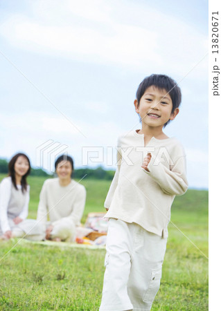 芝生を走る男の子と家族 芝生を走る男の子と家族 13820671