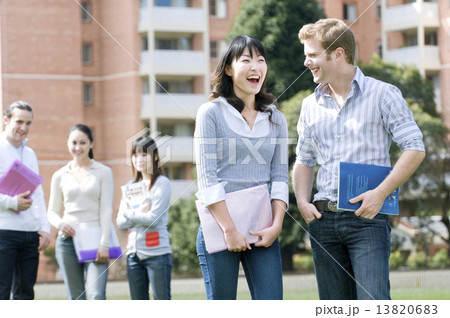 キャンパスで話す男女5人 13820683