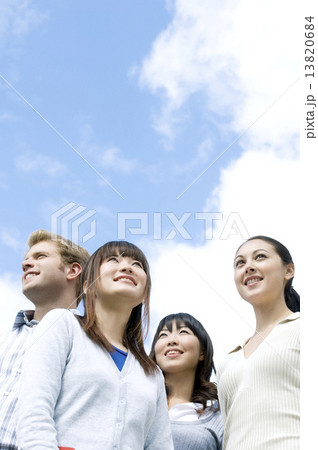 遠くを眺める男女4人 13820684