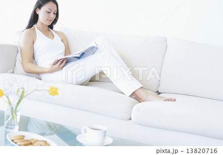 ソファーで読書をする女性 13820716