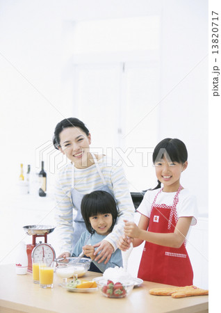 お菓子作りをする親子3人 お菓子作りをする親子3人 13820717