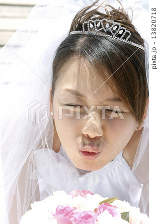 キスをする新婦 キスをする新婦 13820718