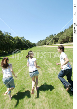 芝生を走る若者3人 13820813