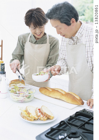 料理をする中高年夫婦 料理をする中高年夫婦 13820861