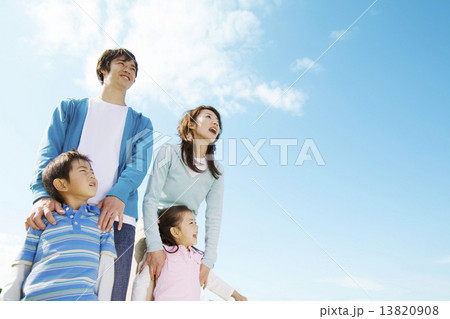 4人家族と青空 4人家族と青空 13820908