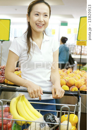 買い物をする女性 買い物をする女性 13820913
