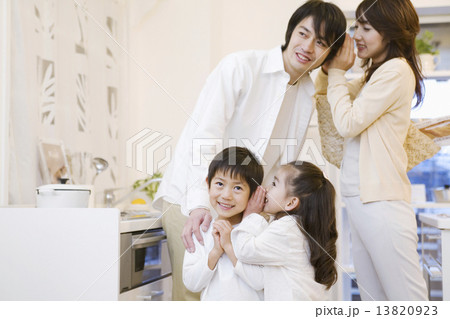父と息子に耳打ちする母と娘 父と息子に耳打ちする母と娘 13820923