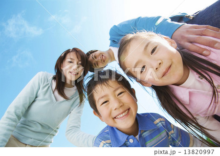 笑顔の4人家族 笑顔の4人家族 13820997