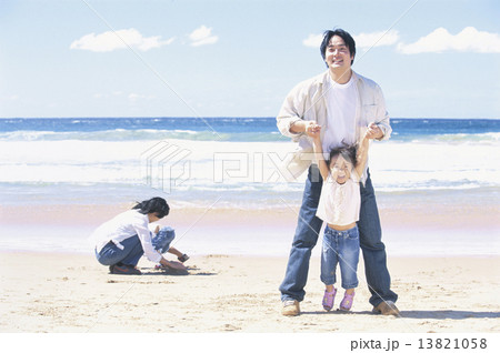砂浜で遊ぶ家族 13821058