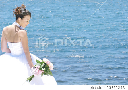 ブーケを持った新婦 ブーケを持った新婦 13821248