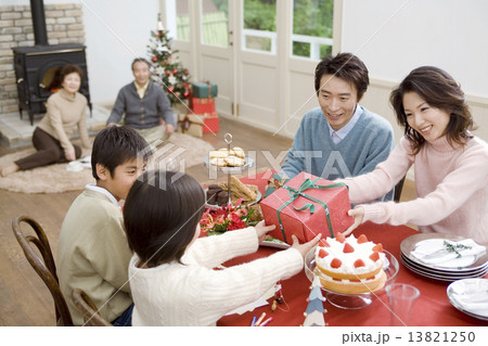 クリスマスパーティをする家族 クリスマスパーティをする家族 13821250