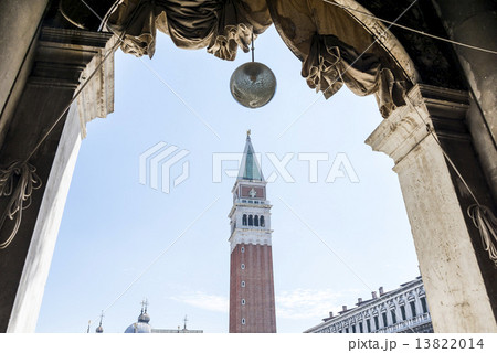 アーチ越しに見るサンマルコ広場の鐘楼 アーチ越しに見るサンマルコ広場の鐘楼 13822014