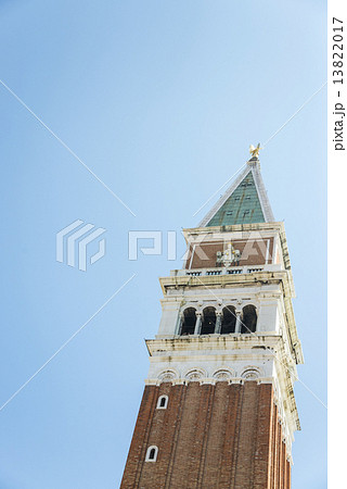 青空に聳えるサンマルコ広場の鐘楼トップ 青空に聳えるサンマルコ広場の鐘楼トップ 13822017