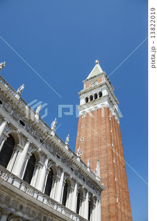 青空に聳えるサンマルコ広場の鐘楼と飾り彫刻のある建物 青空に聳えるサンマルコ広場の鐘楼と飾り彫刻のある建物 13822019