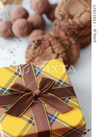 チョコレートトリュフとクッキー　バレンタインイメージ 13822625