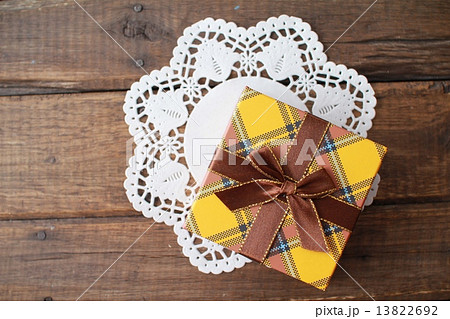 チェック柄のプレゼントの小箱とレースペーパー 13822692