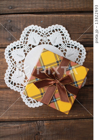 チェック柄のプレゼントの小箱とレースペーパー チェック柄のプレゼントの小箱とレースペーパー 13822693