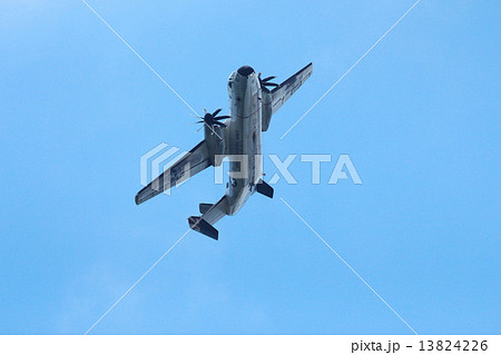 上空を旋廻するE-2ホークアイ 13824226