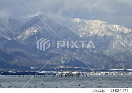 冬の比良山系核心部と琵琶湖 冬の比良山系核心部と琵琶湖 13824475