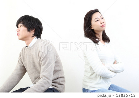 カップル（険悪ムード） 13825715