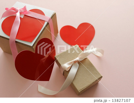 ハートの飾りとプレゼント 13827107