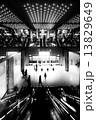 エスカレーターと人影 13829649