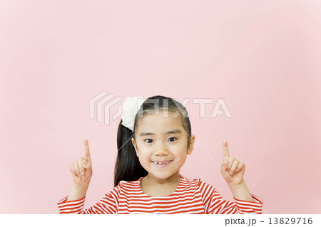 指差し女の子 13829716