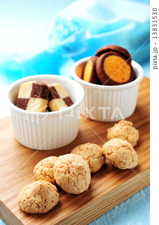 ココナツマカロンとココアバニラのクッキーとオレンジショコラのクッキー 13831530