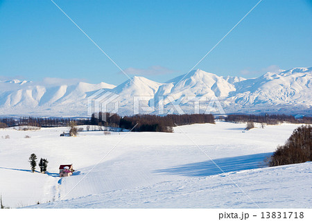 冬の十勝岳連峰 13831718