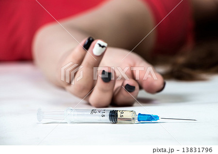 Image of teenager and syringe  13831796