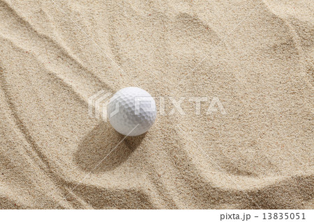 バンカーの中のゴルフボール バンカーの中のゴルフボール 13835051