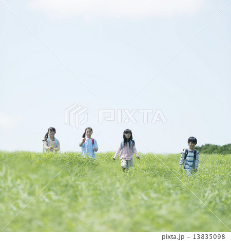 草原を歩く小学生 13835098
