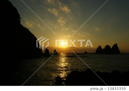 南伊豆　蓑掛岩の朝陽 13835350
