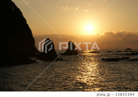 南伊豆　蓑掛岩の朝陽 13835394