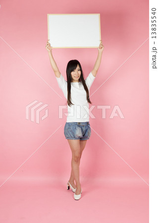 メーセセージボードを持つ若い女性 13835540