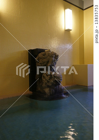 伊東温泉　東海館の温泉湯口 13835753