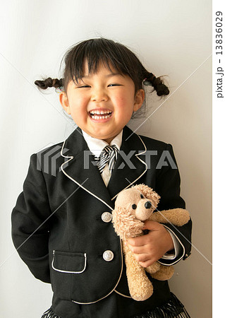 お人形を持った笑顔の女の子  お人形を持った笑顔の女の子  13836029