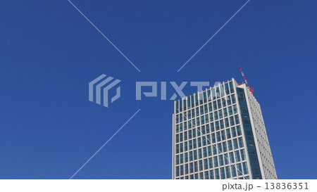 青空と高層ビル 13836351
