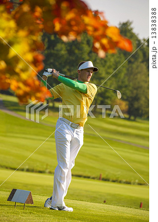 Man playing golf 13838388